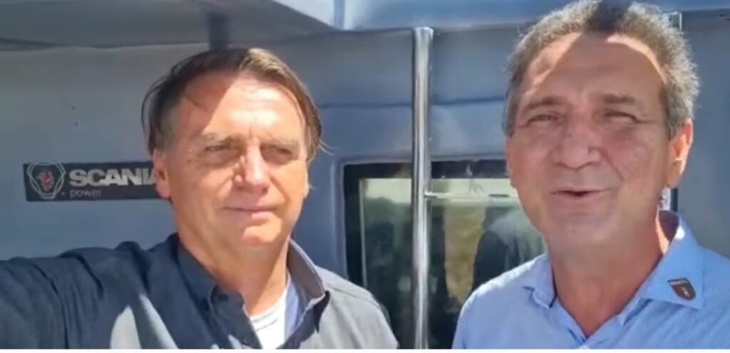 Jair Bolsonaro (PL) teve a prisão decretada pelo ministro Alexandre de Moraes na manhã deste sábado (22)