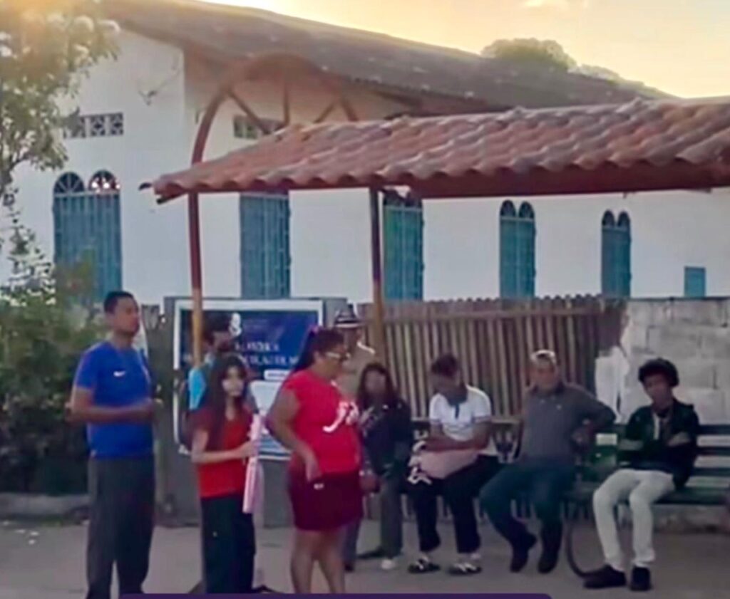 Sem nenhum aviso, usuários ficam aguardaando pelo transporte nas paradas 