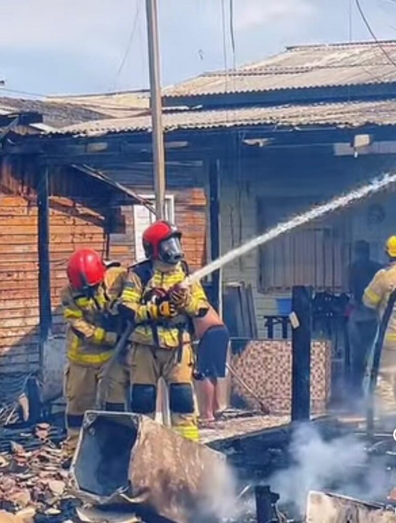 Segundo relato do Corpo de Bombeiros o fogo se espalhou rapidamente por se tratar de uma área com edificações de madeira