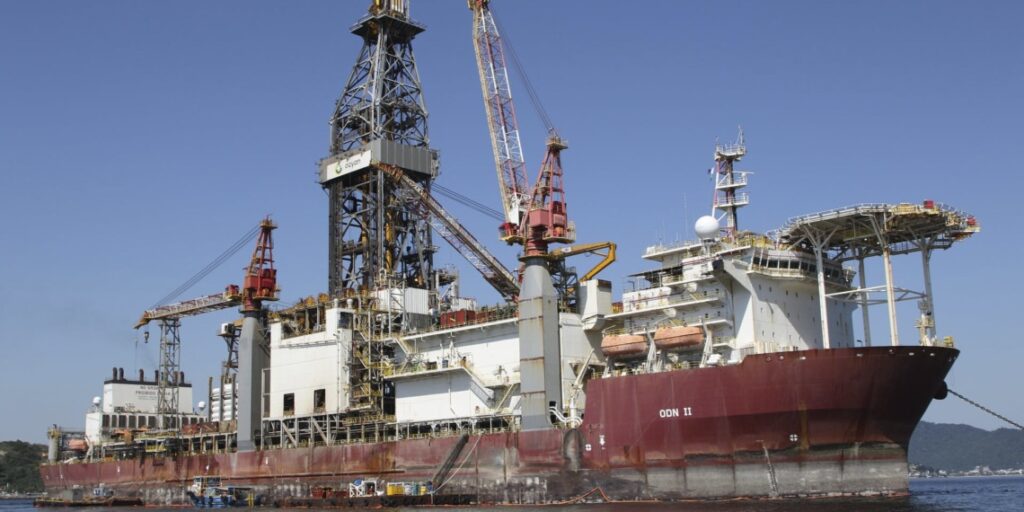 O fluido é composto principalmente por água, argilas naturais e polímeros solúveis, com aditivos em concentrações controladas