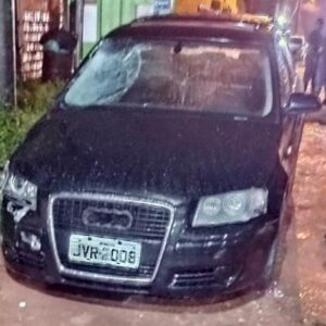 CARRO DE LUXO ESTACVA EM ALTA VELOCIDADE