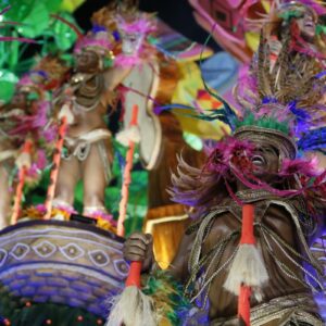 Mangueira emociona a Sapucaí com Mestre Sacaca, mas termina em 6º no Carnaval 2026