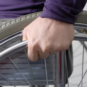 Justiça aumenta indenização para passageira que teve a cadeira de rodas extraviada por companhia aérea