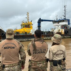 PF fiscaliza navio à deriva no Amapá
