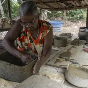 Louceiras de Maruanum abrem exposição no Rio
