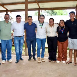 Randolfe anuncia obras e nova CASAI em agenda nas aldeias de Oiapoque