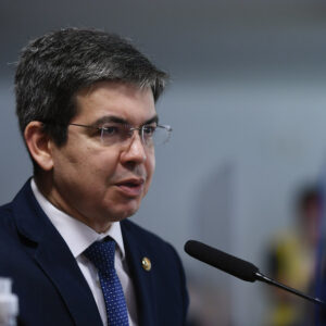 Mesmo assinando pedido de CPMI do Banco Master, Randolfe vira alvo de ataques nas redes sociais
