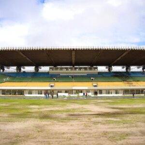 Randolfe acompanha obras do Estádio Zerão e de novo gramado em crescimento