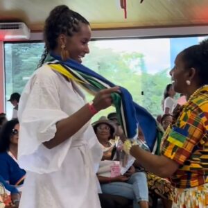 Maju Coutinho “carrega” bandeira do Amapá durante encontro de Mulheres Quilombolas