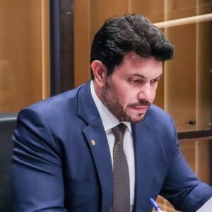 Deputado do Amapá usa cota parlamentar para fretar avião em rota que oferece voos comerciais
