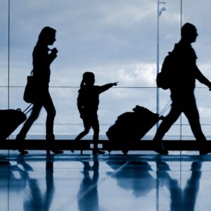 Viagem de férias; Saiba quando é necessária a autorização judicial para crianças e adolescentes