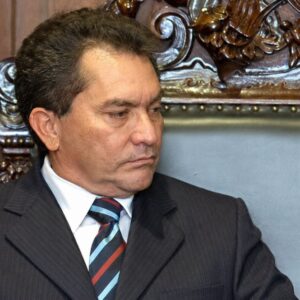 Justiça determina retenção de 30% do salário de ex-governador para quitar dívida de R$ 6,9 milhões