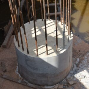 Nova ponte sobre o Rio Anauerapucu avança com instalação de pilares e blocos de sustentação