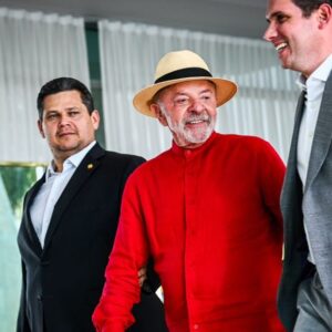 Alcolumbre diz que pautará taxa das blusinhas e anuncia avanço das PECs da Segurança Pública e do fim da escala 6×1