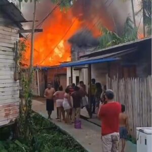 Incêndio de grandes proporções destrói cerca de 20 casas na Baixada do Ambrósio, em Santana