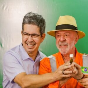 A convite do presidente Lula, Randolfe acompanhou visita ao Oiapoque