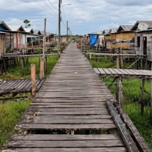 Prefeitura descumpre ordem judicial para reformar passarela de família com criança autista no Jari