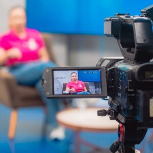 Alliny aposta em preparo e propostas e se consolida nos espaços de debate da campanha