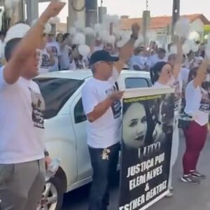 Familiares e amigos protestam em frente ao Fórum e pedem justiça por Elem e Esther