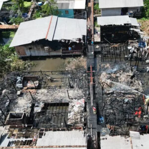 Dez casas foram atingidas por incêndio no bairro Mutirão do Paraíso, no município de Santana