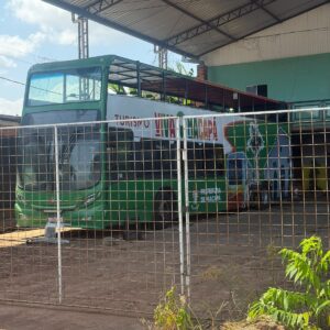 Ônibus turístico lançado por Furlan está parado em galpão na Zona Norte de Macapá