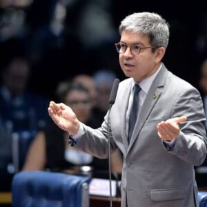 Em semana decisiva no Congresso, Randolfe defende transposição, adicional de fronteira e fim da escala 6×1