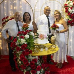 Mãe e filha se casam em cerimônia que reuniu 100 casais