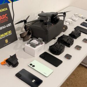 PC prende dois suspeitos de usar drones para enviar drogas ao Iapen; aparelho também foi apreendido