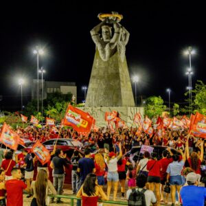 Centenas participam de ato pró-Lula no Marco Zero; Randolfe defende fim da escala 6×1